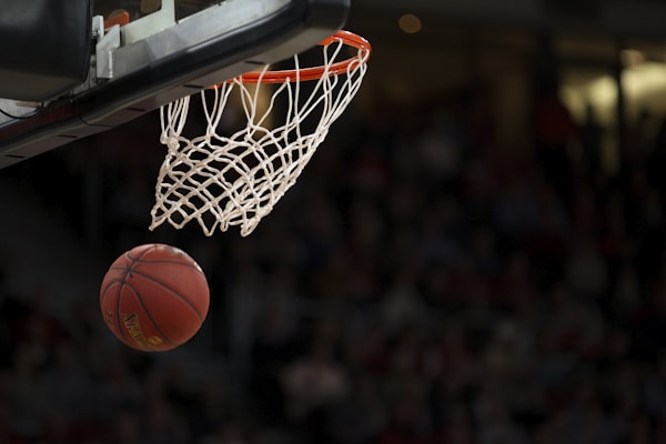 篮球比赛直播画面 - NBA激烈对抗瞬间